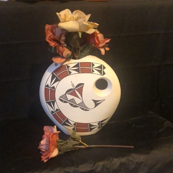Native American southwest pottery vase; marked Acoma VL.  Unique & rare oval - Picture 2 of 10